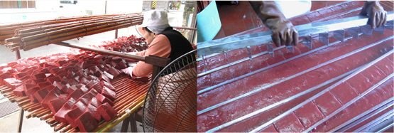 オサ平商店の赤こんにゃくは天日冷却製法(左)、雨どいのような長い型に流し込む（右）